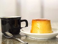 Десерт крем карамел в чаши готвен в микровълнова печка / фурна